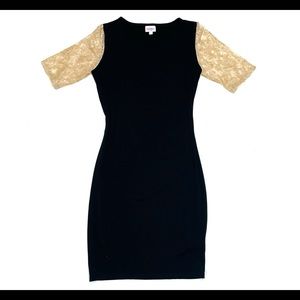 T-shirt dress with lace sleeves